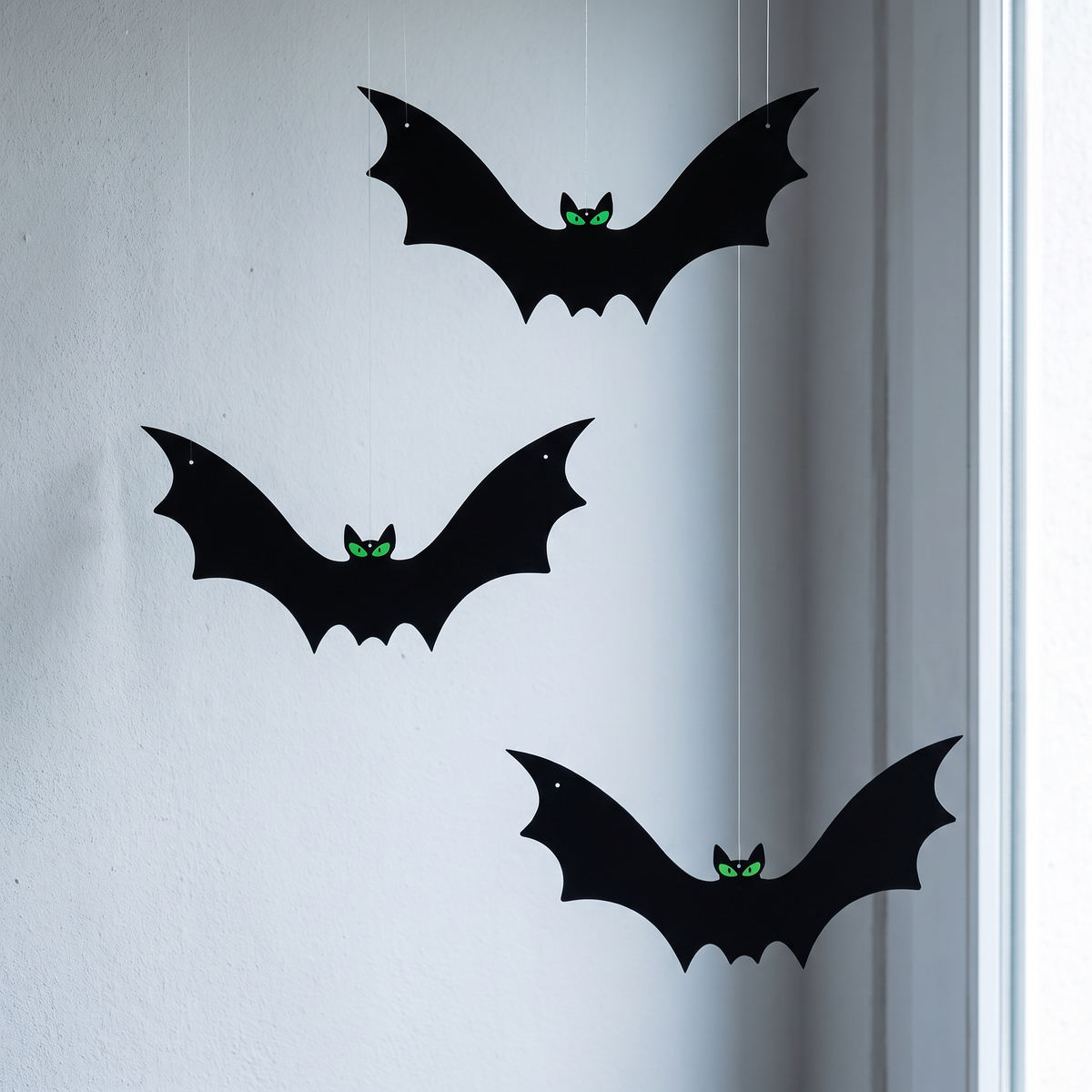 Hanging bat - Green eyes